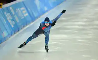 Евгений Кошкин финиширует с результатом 34,56 секунды и занимает 9-е место на Олимпиаде в конькобежном спорте на дистанции 500 метров.