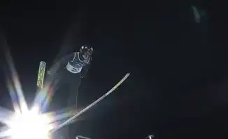 Илья Мизерных устанавливает исторический рекорд Казахстана в прыжках на лыжах с трамплина, заняв 8-е место на соревнованиях в Валь-ди-Фьемме.