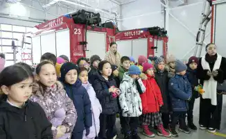 Огненные уроки: спасатели МЧС Казахстана открывают двери в мир безопасности для юных героев
