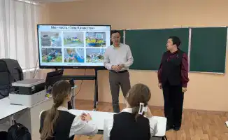 Волонтёры Костаная поддерживают одиноких пенсионеров, очищая дворы от снега и обсуждая заботу об экологии