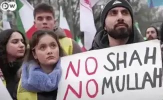 Иранцы продолжают жить в условиях неопределенности и подавленности после январских протестов, которые не принесли ожидаемых изменений, и страна постепенно уходит из мировых новостей, хотя для самих иранцев ситуация остается напряженной.