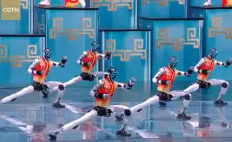 Роботы и мастера боевых искусств удивили зрителей на гала-концерте в Китае