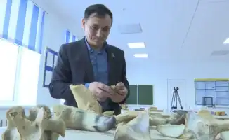 Вдохновляя юные сердца: казахстанский педагог, как мастер резьбы по кости, формирует терпение и традиции в школьном кружке