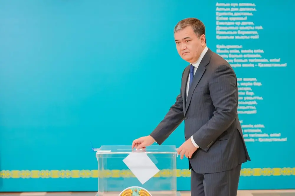 Женис Касымбек проголосовал на референдуме в Астане Павлодаре