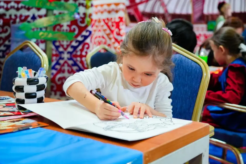 В Астане для детей развернули творческую зону на Наурыз (4)