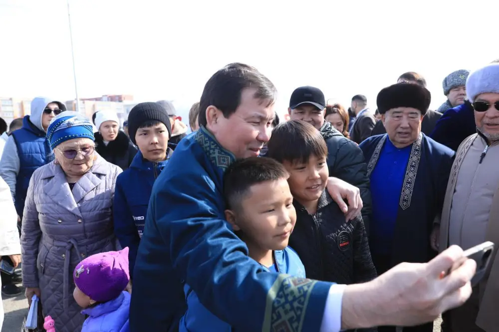 На праздновании Наурыза аким области стал свидетелем обряда «Тусаукесер» у близнецов (7)