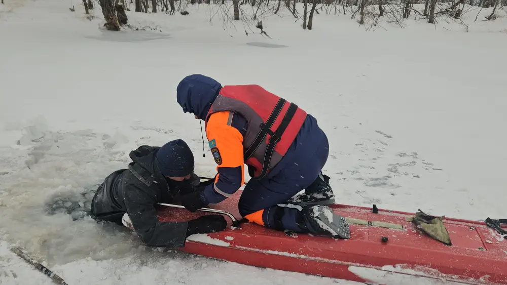 Ледяные ловушки: спасатели против зимних опасностей Павлодаре