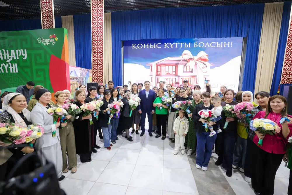 В ШЫМКЕНТЕ 50 СЕМЕЙ ПОЛУЧИЛИ КЛЮЧИ ОТ НОВЫХ КВАРТИР В ПРЕДДВЕРИИ НАУРЫЗА (4)