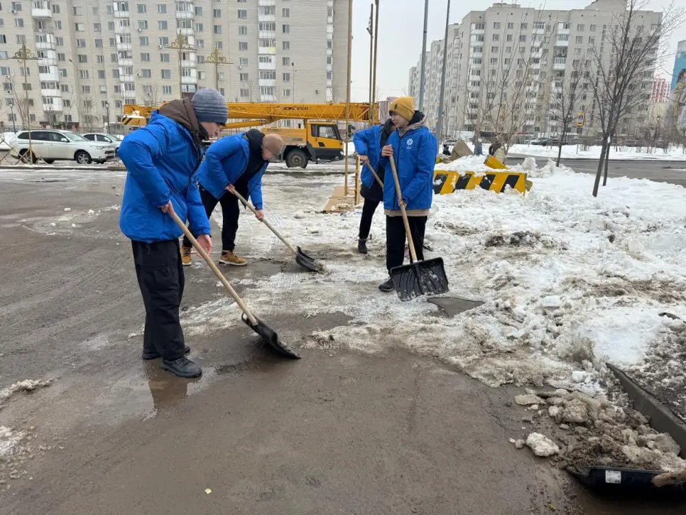 Волонтеры в Астане благодарят работников коммунальных служб чаем и баурсаком Павлодаре