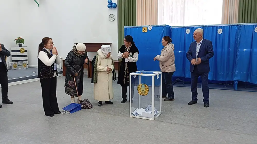 Жительница Алматы на 101-м году жизни проголосовала на референдуме (3)