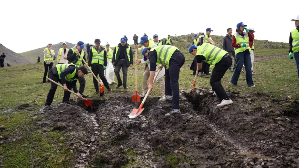 Волонтеры движения «Болашақтың қайнары» призвали казахстанцев участвовать в акции по очистке родников «Мөлдір бұлақ» Павлодаре