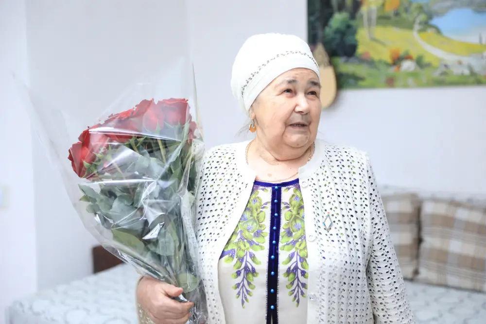 Асхат Шахаров в честь 8 Марта посетил дома актюбинок, внесших вклад в развитие области (2)