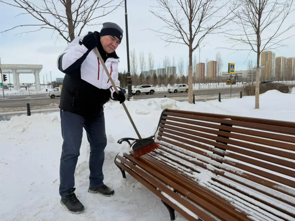 Уборка на монументе в Астане Павлодаре