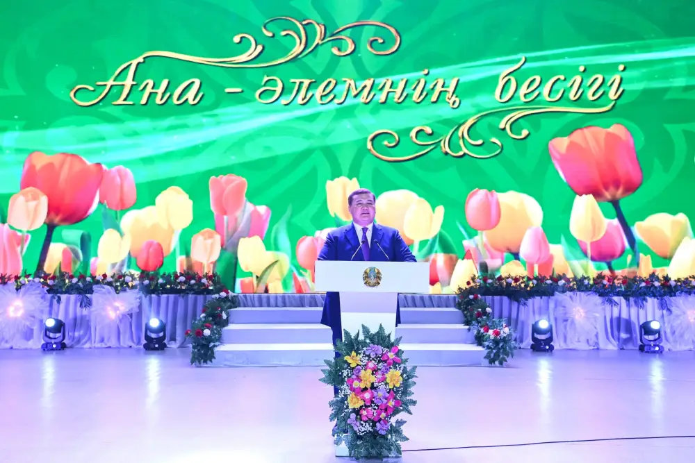 Награждение женщин-матерей в рамках мероприятия, посвященного Международному женскому дню Павлодаре