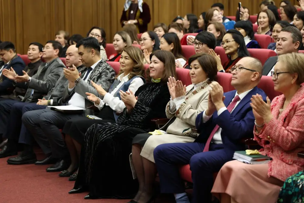 Сегодня в Министерстве просвещения стоя чествовали подвиг учителя Марии Бедриной (5)