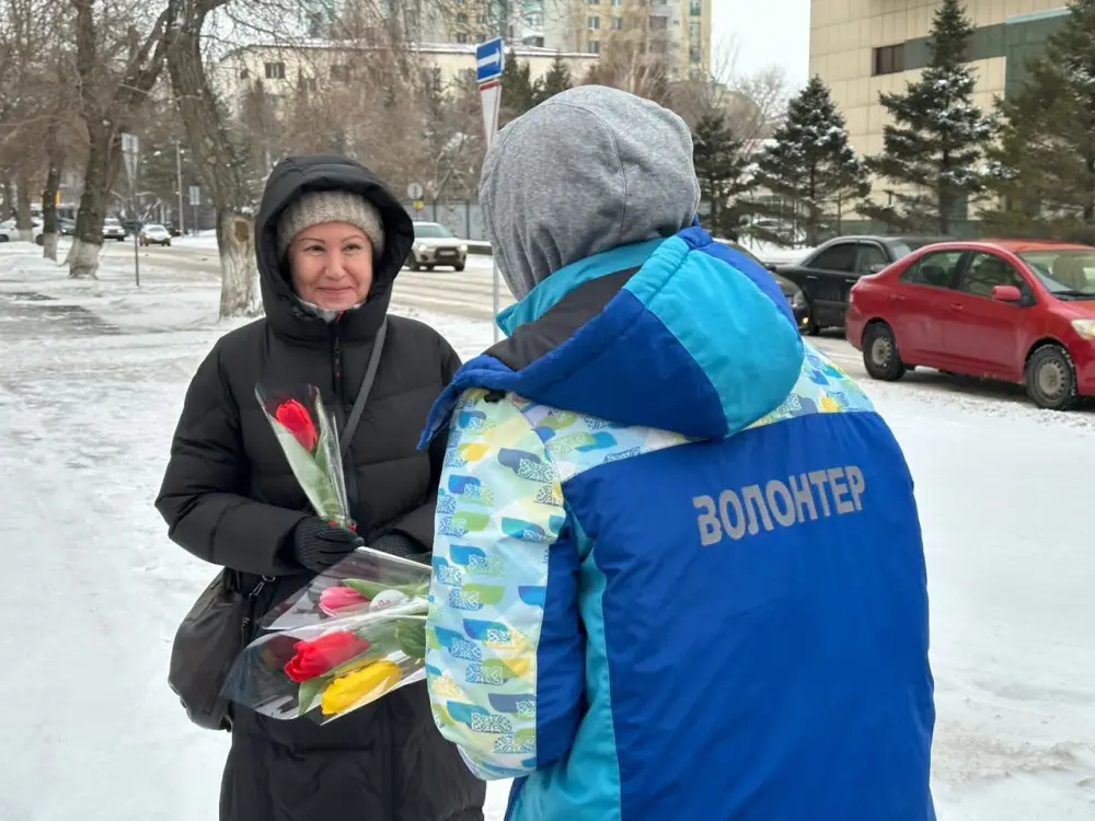 «Көктем шуағы»: Астанада еріктілер нәзікжандыларға гүл шоқтарын таратты Павлодаре