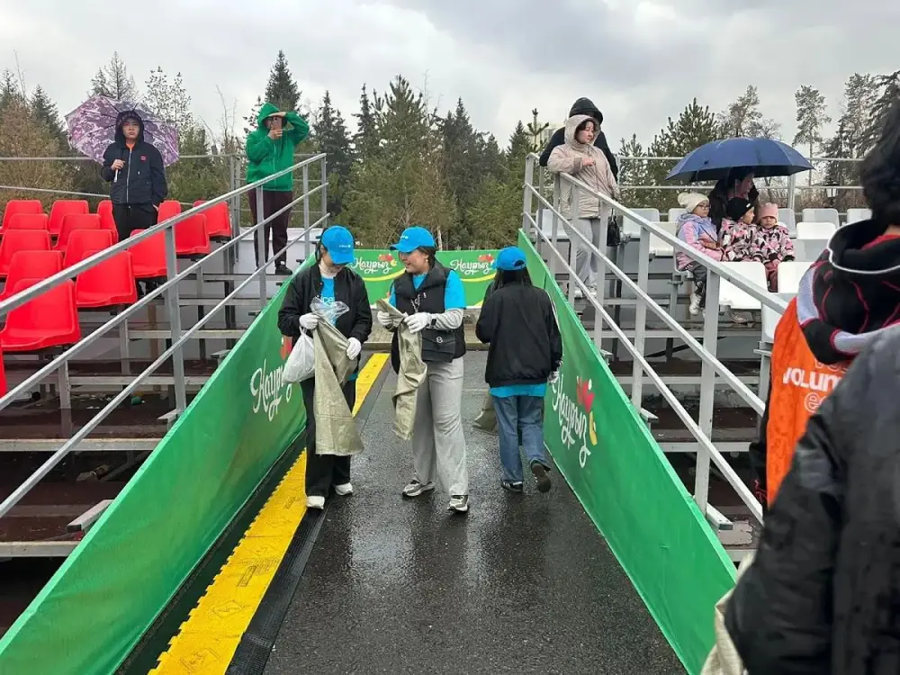 Almaty Volunteers Take Initiative for Cleanliness After Concert Павлодаре