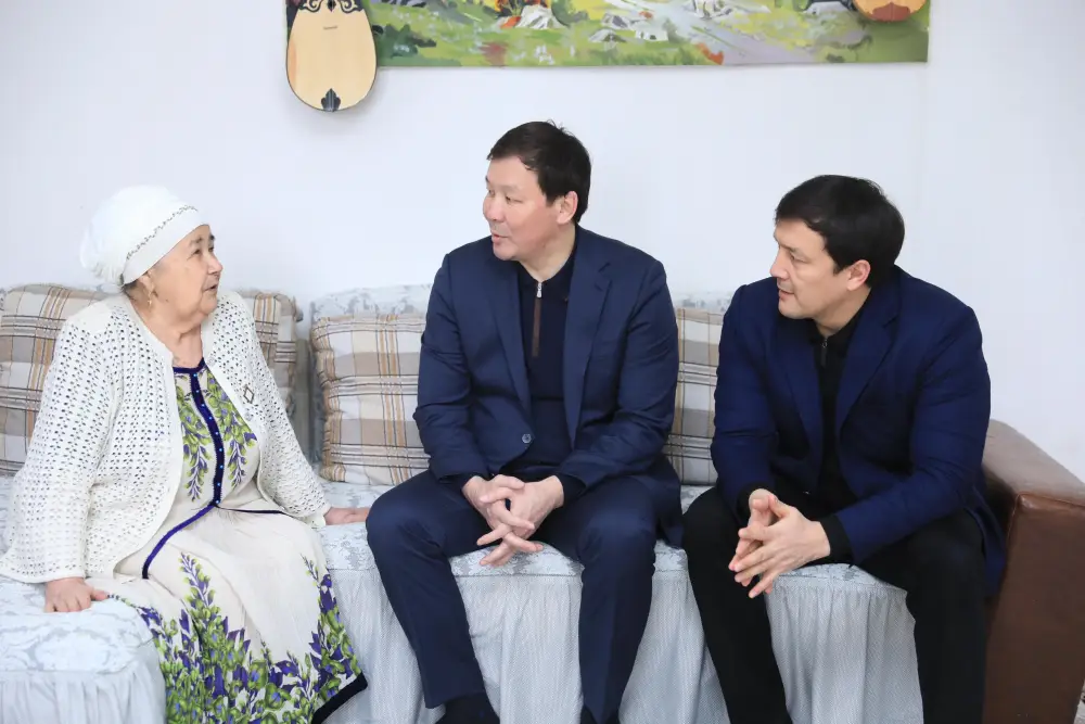 Асхат Шахаров в честь 8 Марта посетил дома актюбинок, внесших вклад в развитие области (8)