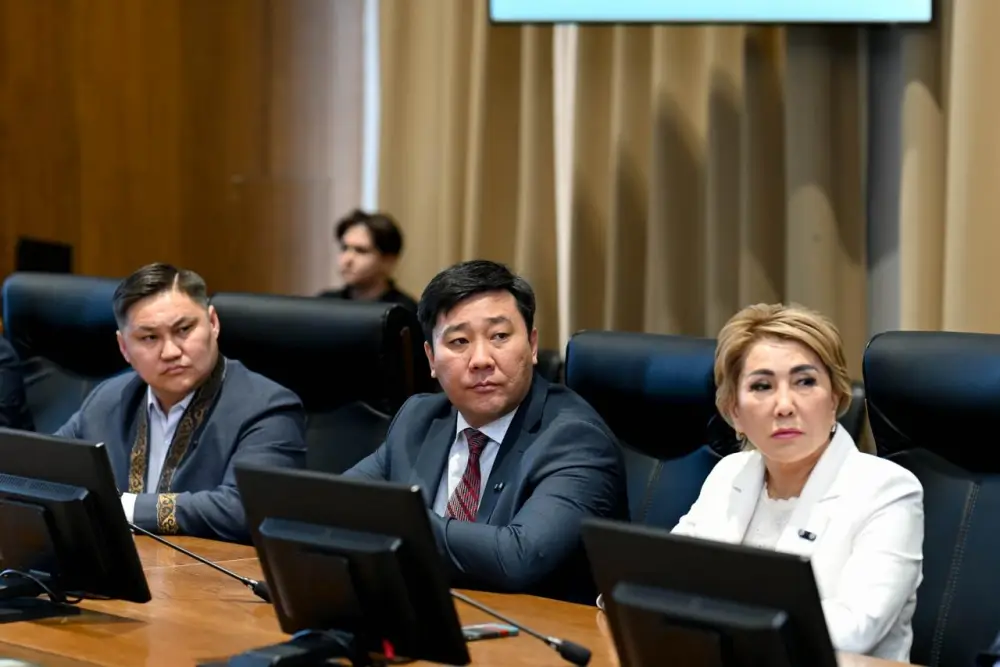 Активным участникам политической и общественной жизни региона оказано почтение (3)