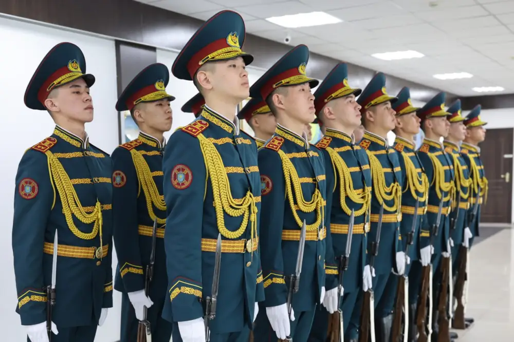 Наурызнама: национальные узоры в форме и на технике гвардейцев (6)