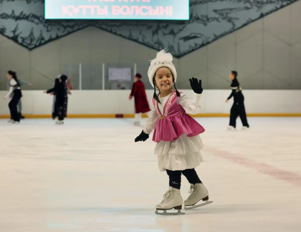 Ледяной праздник: катание в национальных костюмах в Алматы! Павлодаре