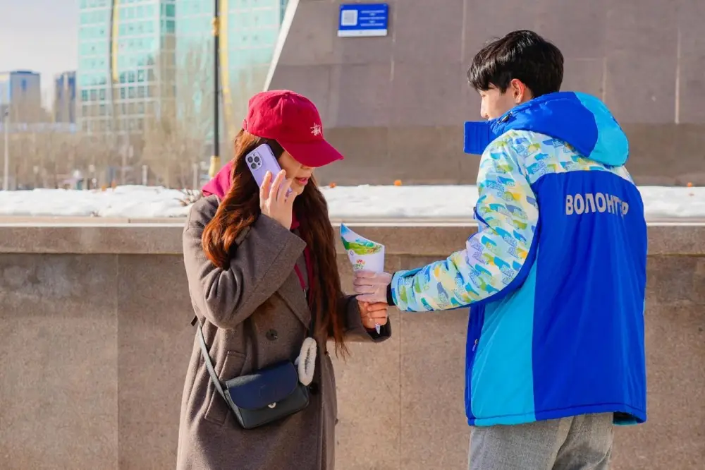 Волонтеры раздали баурсаки жителям Астаны (2)