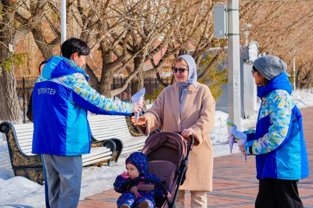 Волонтеры в Астане дарят баурсаки, создавая атмосферу заботы и единства среди горожан Павлодаре