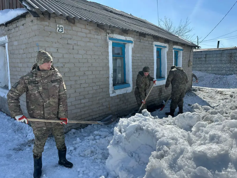 Гвардейцы участвуют в противопаводковых мероприятиях в Аркалыке (3)