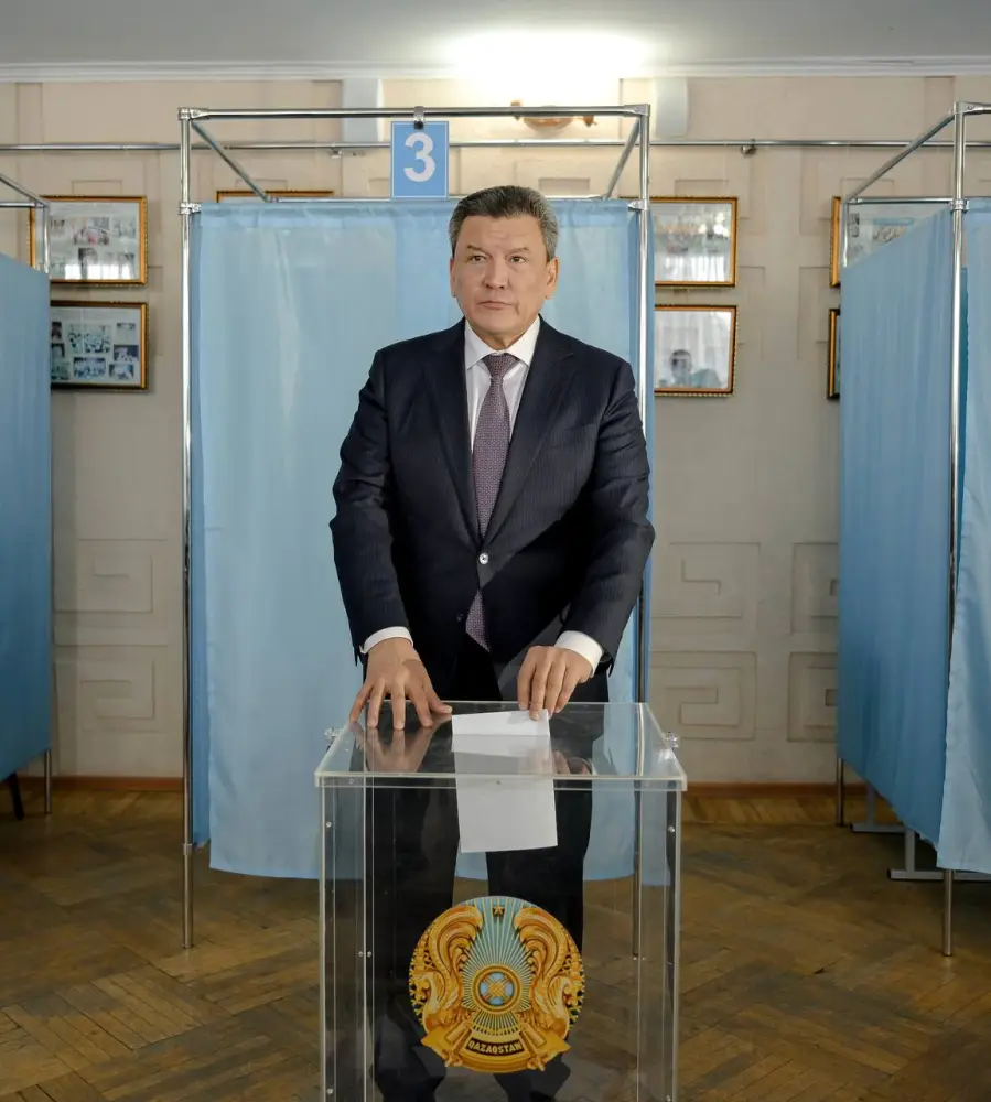 Гауез Нурмухамбетов проголосовал на референдуме в Северо-Казахстанской области Павлодаре