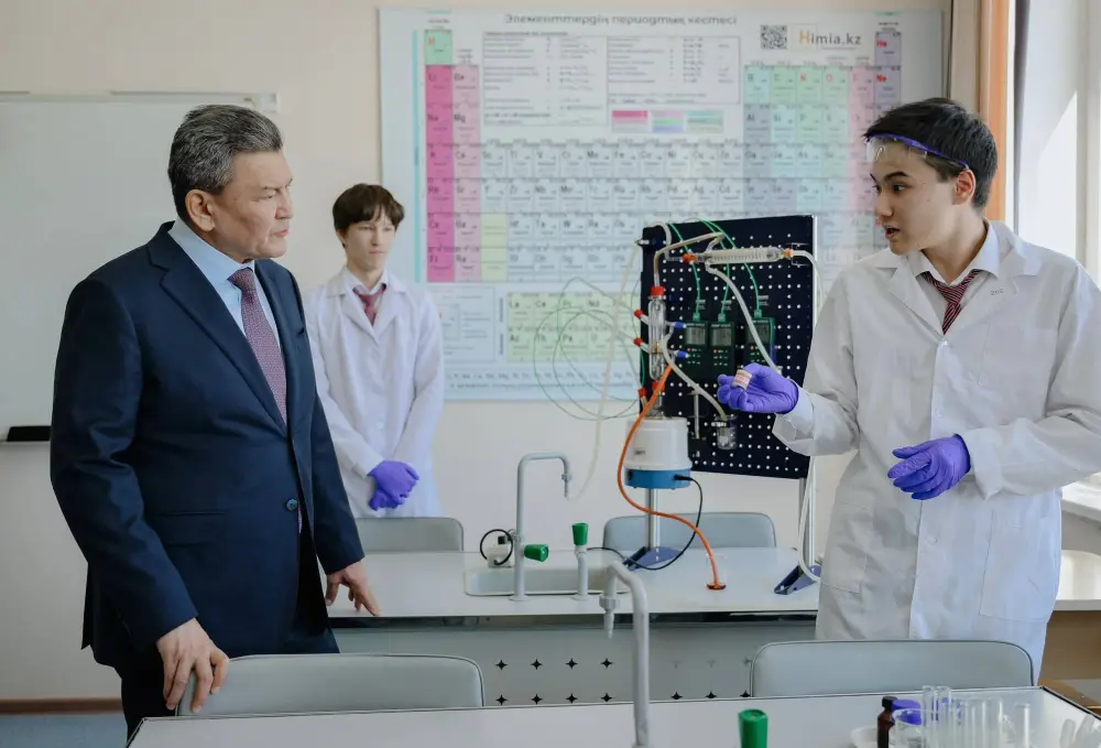 Глава региона подчеркивает важность образования в международном контексте во время визита в Назарбаев Интеллектуальную школу Павлодаре