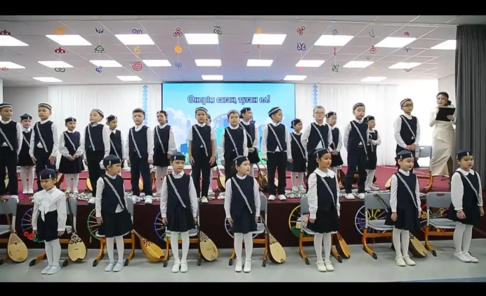 Астанинские школьники сыграли на домбре вместе Павлодаре
