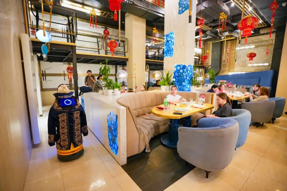 В Астане робот встречал гостей в чапане (8)