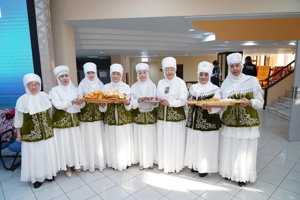 АКИМ ТУРКЕСТАНСКОЙ ОБЛАСТИ НУРАЛХАН КУШЕРОВ ПРОГОЛОСОВАЛ НА РЕФЕРЕНДУМЕ (7)