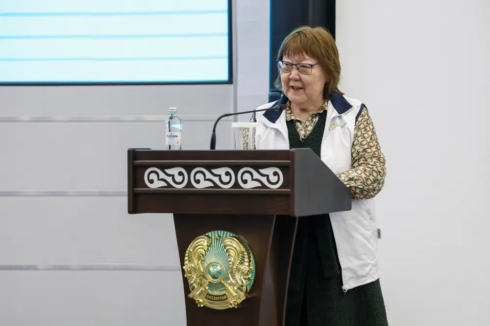 Обсуждение проекта Конституции и участие в референдуме в Министерстве промышленности и строительства Казахстана Павлодаре