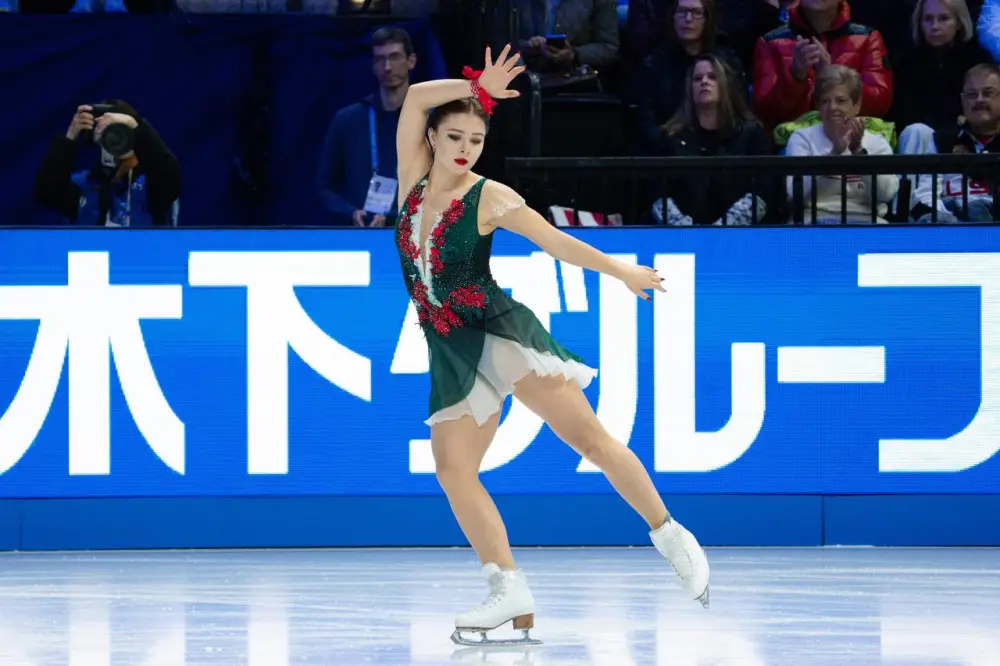 Софья Самоделкина готовится к произвольной программе на чемпионате мира по фигурному катанию после 12-го места в короткой программе Павлодаре