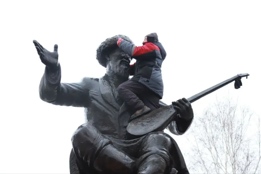 В Усть-Каменогорске в парке имени Жамбыла Жабаева прошёл субботник (3)