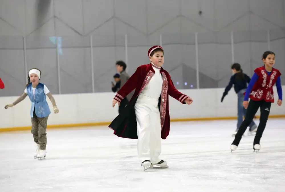 В Алматы впервые прошло массовое катание на льду в национальных костюмах (4)