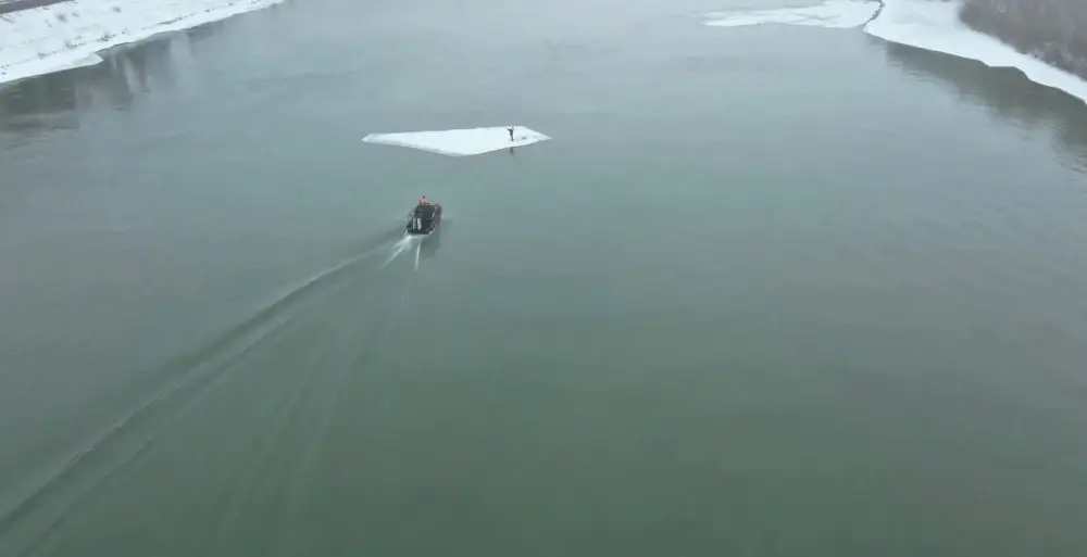 Спасатели МЧС отработали учение по спасению рыбака на льдине (3)