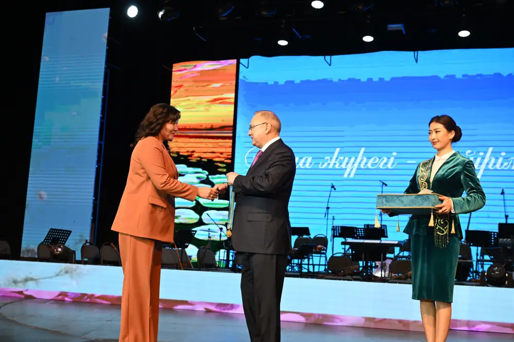 Бейбит Исабаев поздравил жительниц Жетісу с 8 Марта и вручил государственные награды (8)