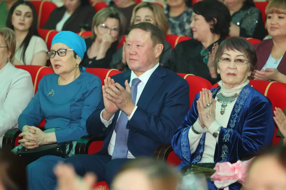 Награждение женщин за достижения в различных сферах на праздничном концерте в честь 8 Марта Павлодаре