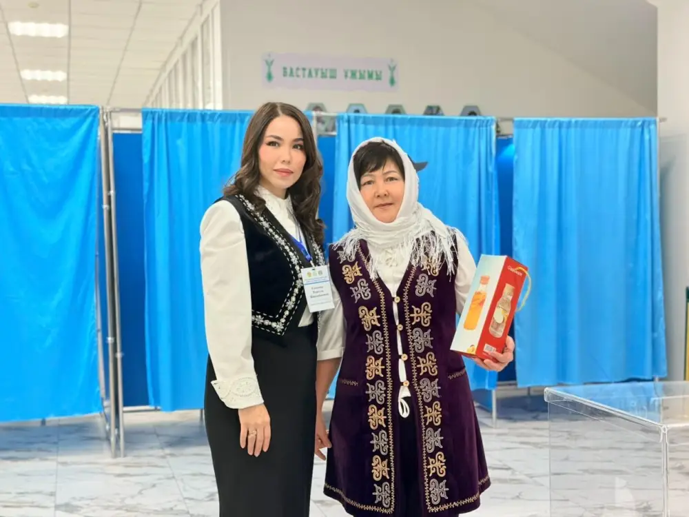 Референдум-2026: на избирательных участках Астаны вручают подарки первым проголосовавшим жителям (3)