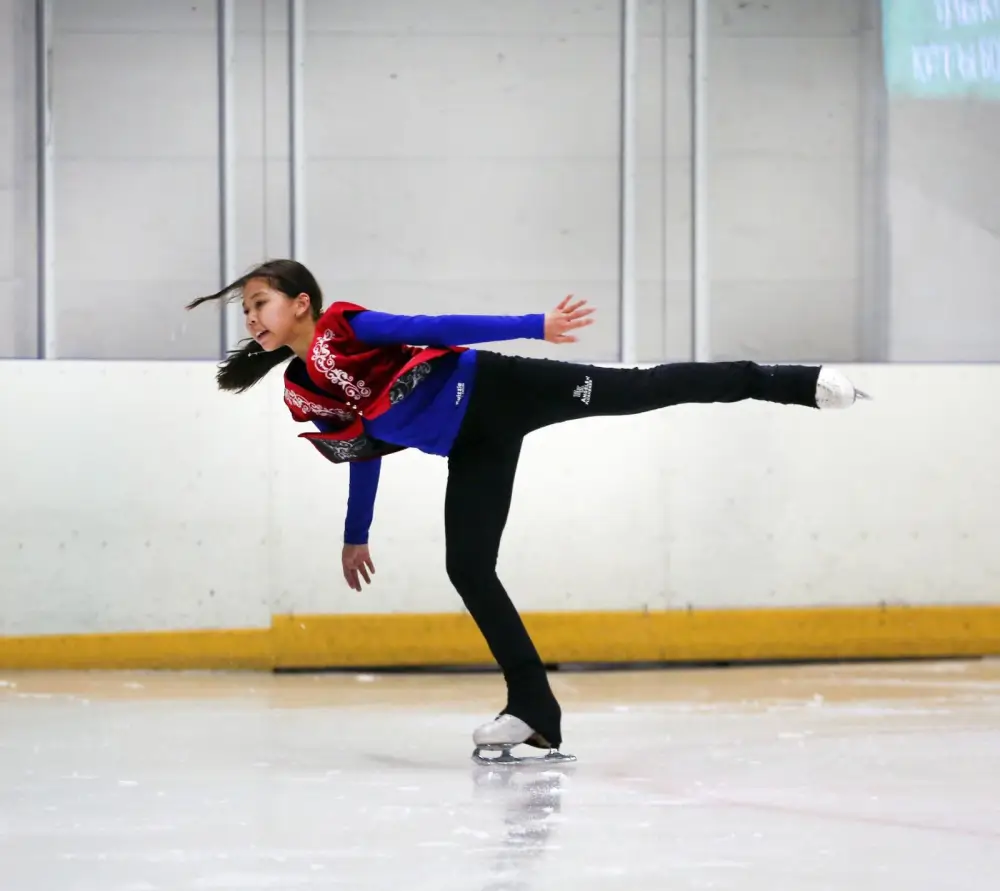 В Алматы впервые прошло массовое катание на льду в национальных костюмах (2)