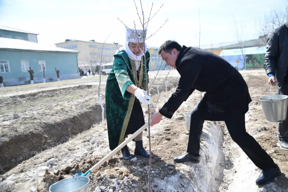 ТУРКЕСТАН: Местные жители Отырара высадили 500 деревьев в честь Дня обновления, создавая зеленый оазис для будущих поколений Павлодаре