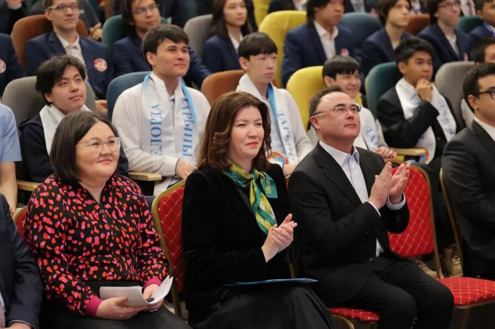 Министр просвещения Жулдыз Сулейменова наградила победителей республиканской олимпиады (4)