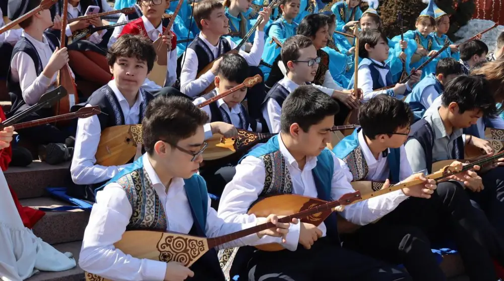 Флешмоб 'Домбыра үні' в Алматы: 11 тысяч учащихся объединяются для популяризации казахской музыки Павлодаре