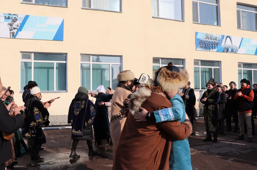 Наурызнама: Спасатели МЧС Казахстана на весеннем празднике «Көрісу күні» — как цветы в едином букете традиций Павлодаре