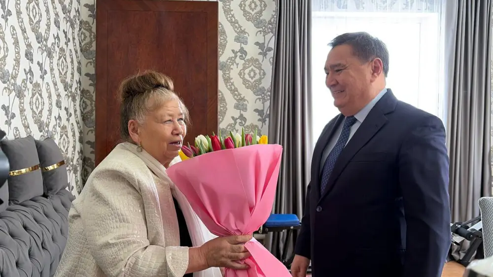 Аким Акмолинской области Марат Ахметжанов поздравил с 8 марта заслуженного учителя г. Косшы Майру Жетписову Павлодаре
