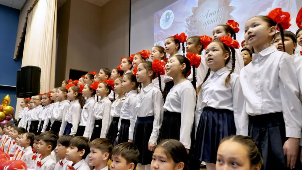 Праздничный хор учащихся и малышей одновременно зазвучал в Астане в честь Международного женского дня (7)