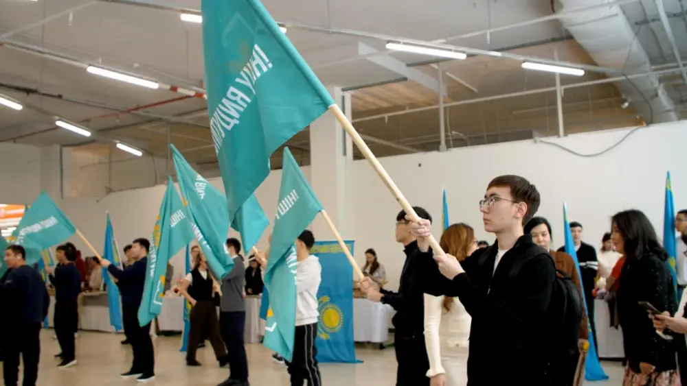 Масштабную акцию в поддержку новой Конституции накануне 8 марта провели в Астане (3)