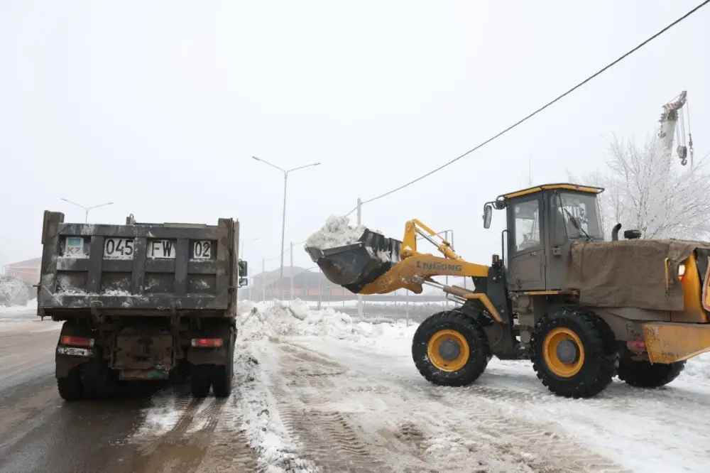 В Акмолинской области усилены противопаводковые меры: вывоз снега ведётся круглосуточно (2)